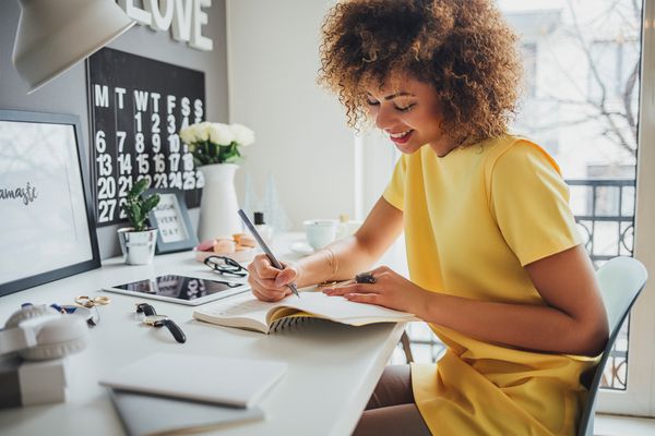 今年到目前为止最受欢迎的产品，办公桌上的女人