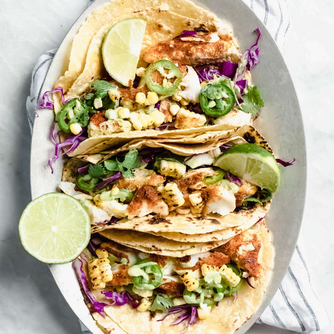 加了鳄梨、芫荽叶、酸橙奶油的黑鱼卷饼