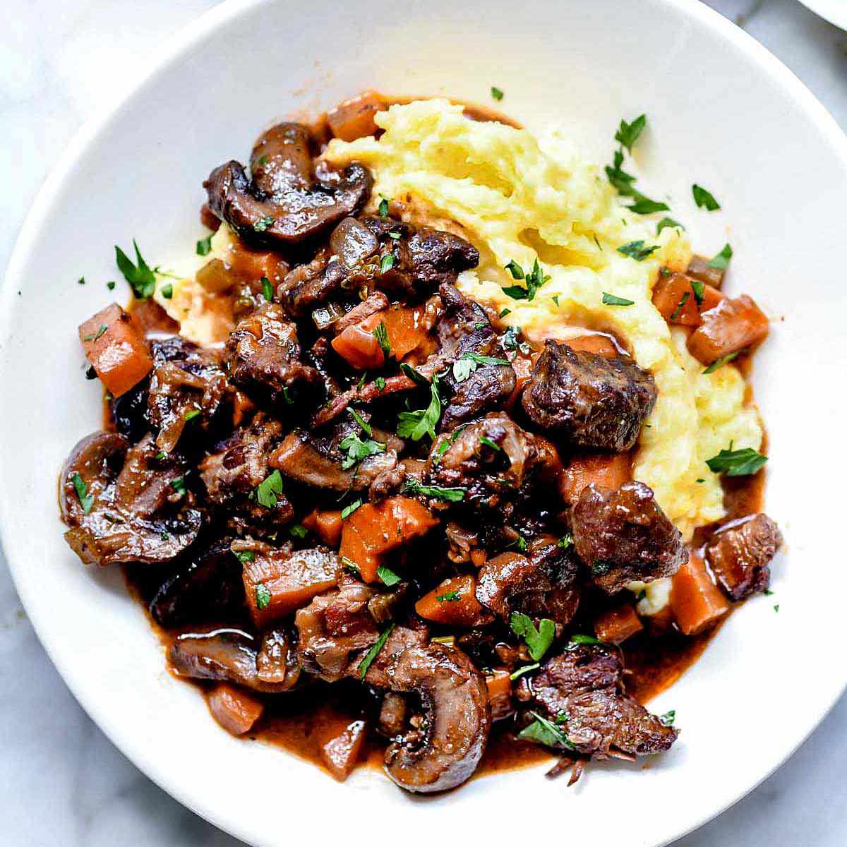 牛肉bourguignon -绞碎牛肉食谱