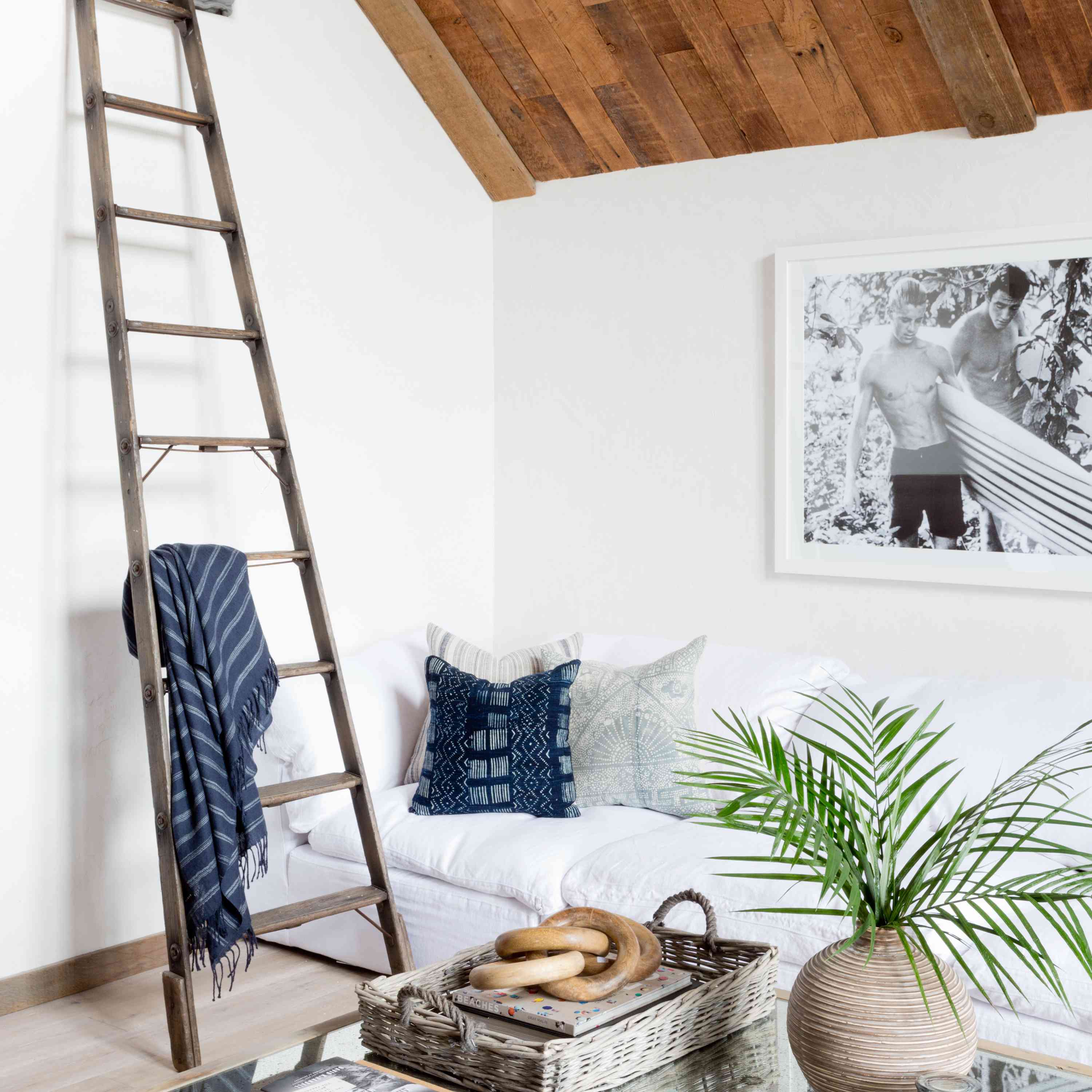 有老式梯子的客厅