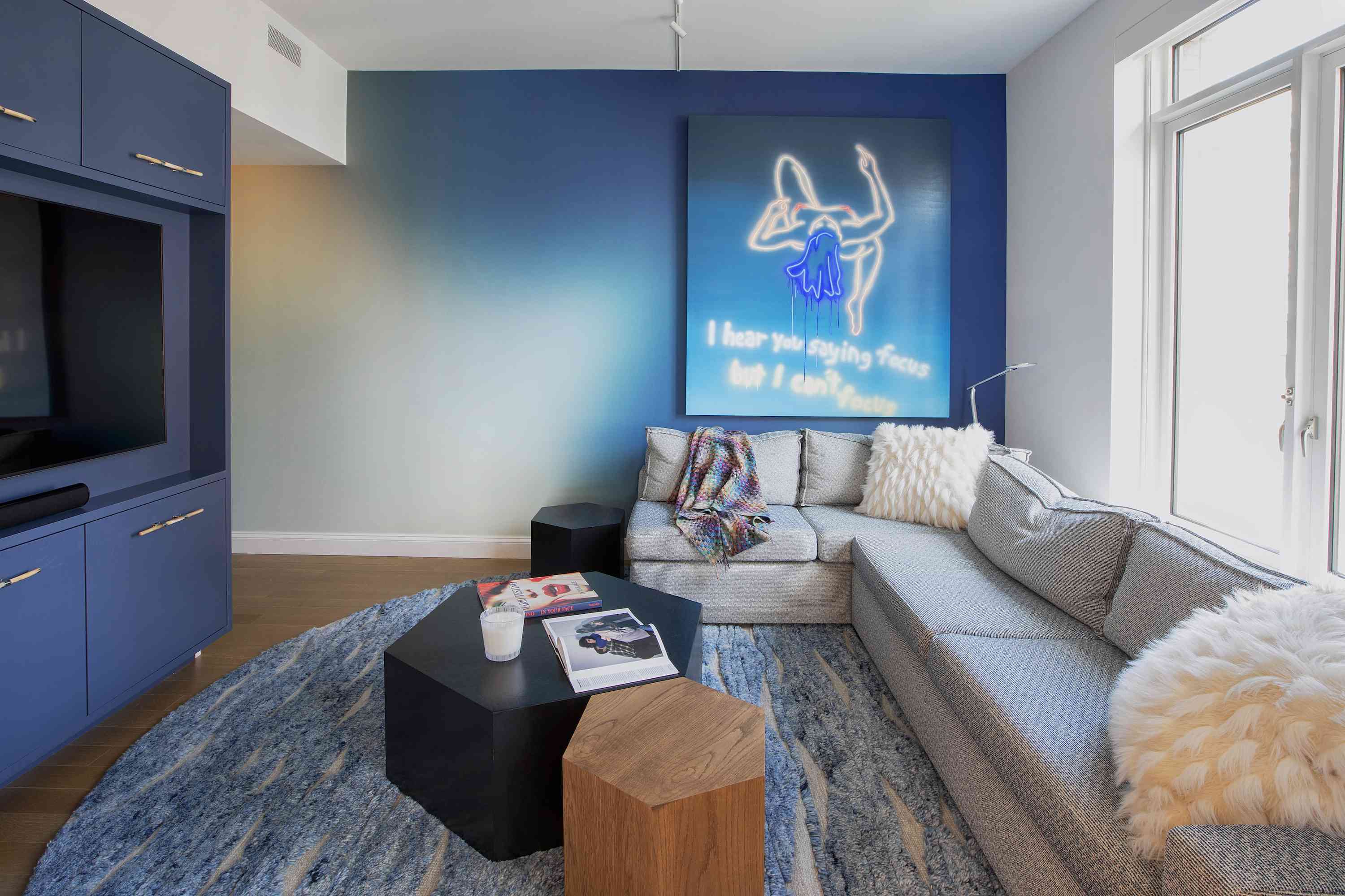 媒体室配有大型组合沙发。