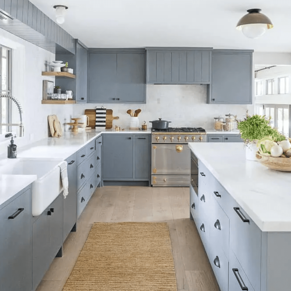 厨房里有灰色的橱柜，地上铺着黄麻地毯