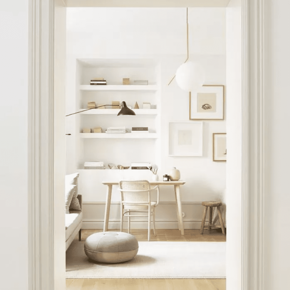 家庭办公装饰在白色，奶油色，天然木材的色调