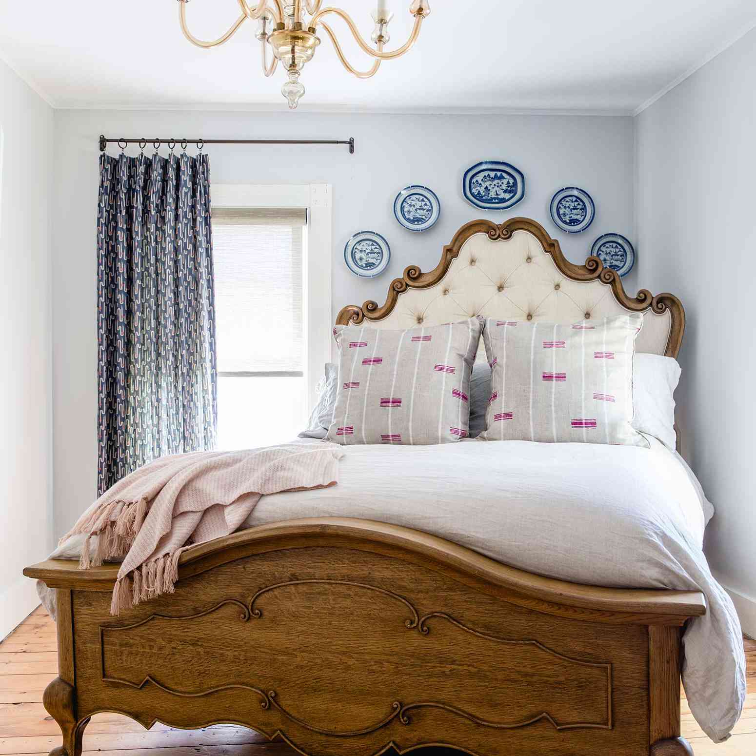 一间充满当代版画和纺织品的维多利亚式卧室