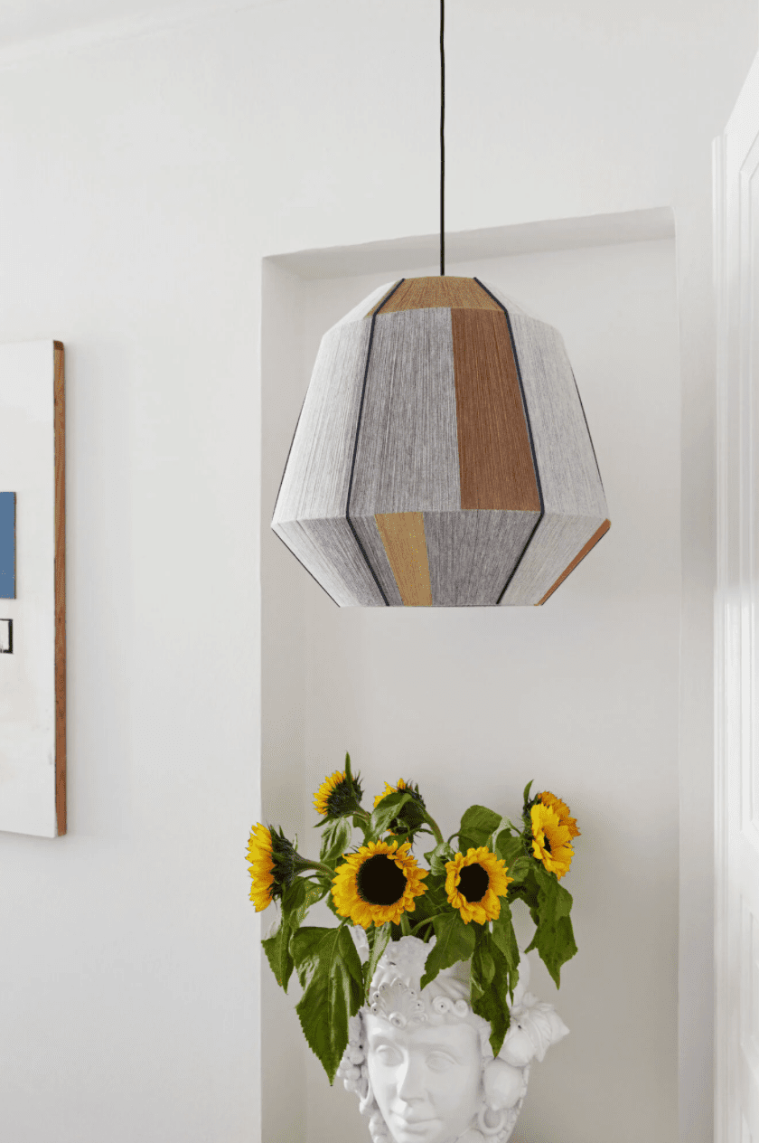 一个醒目的吊灯罩，目前在HAY有售