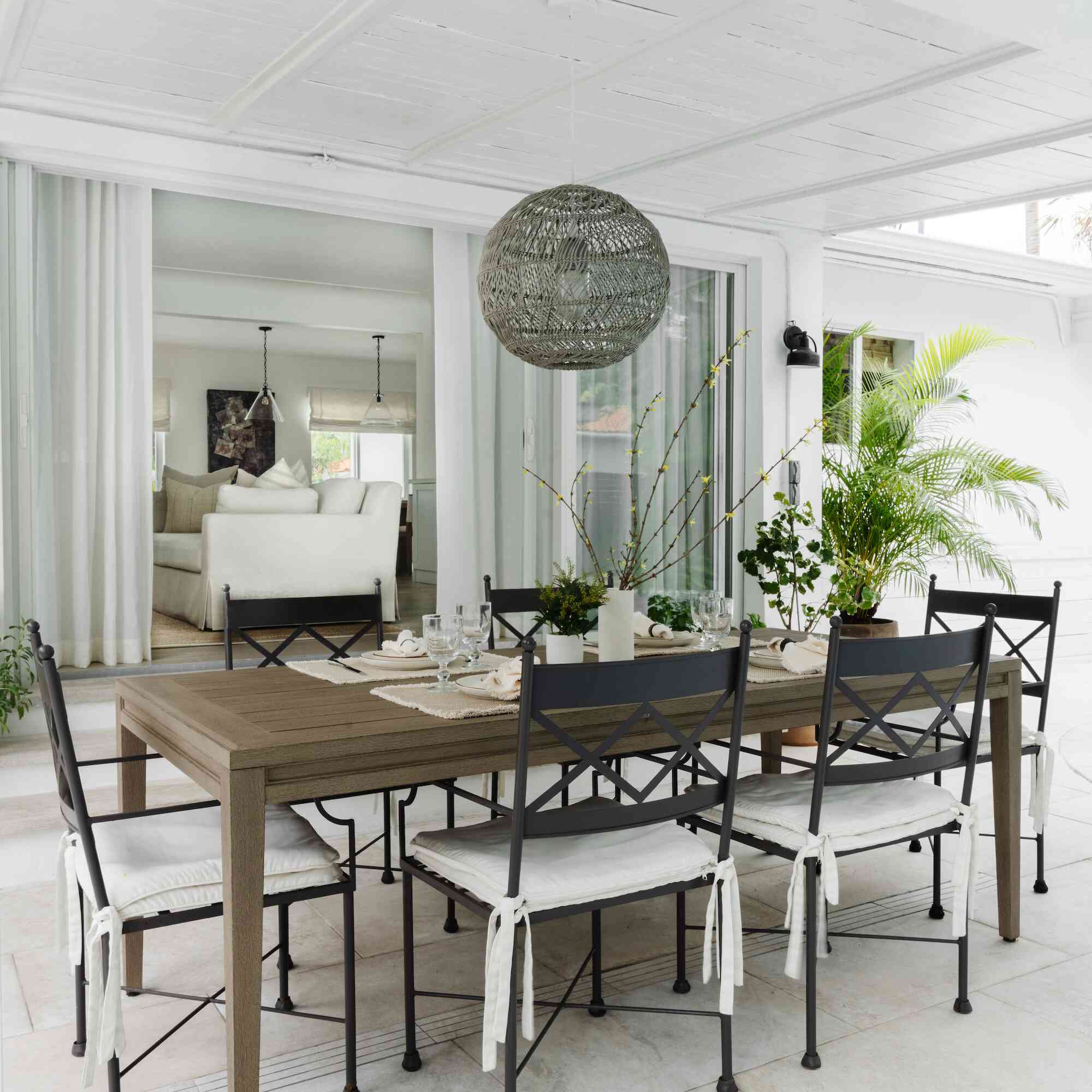 与分支的厨房用桌