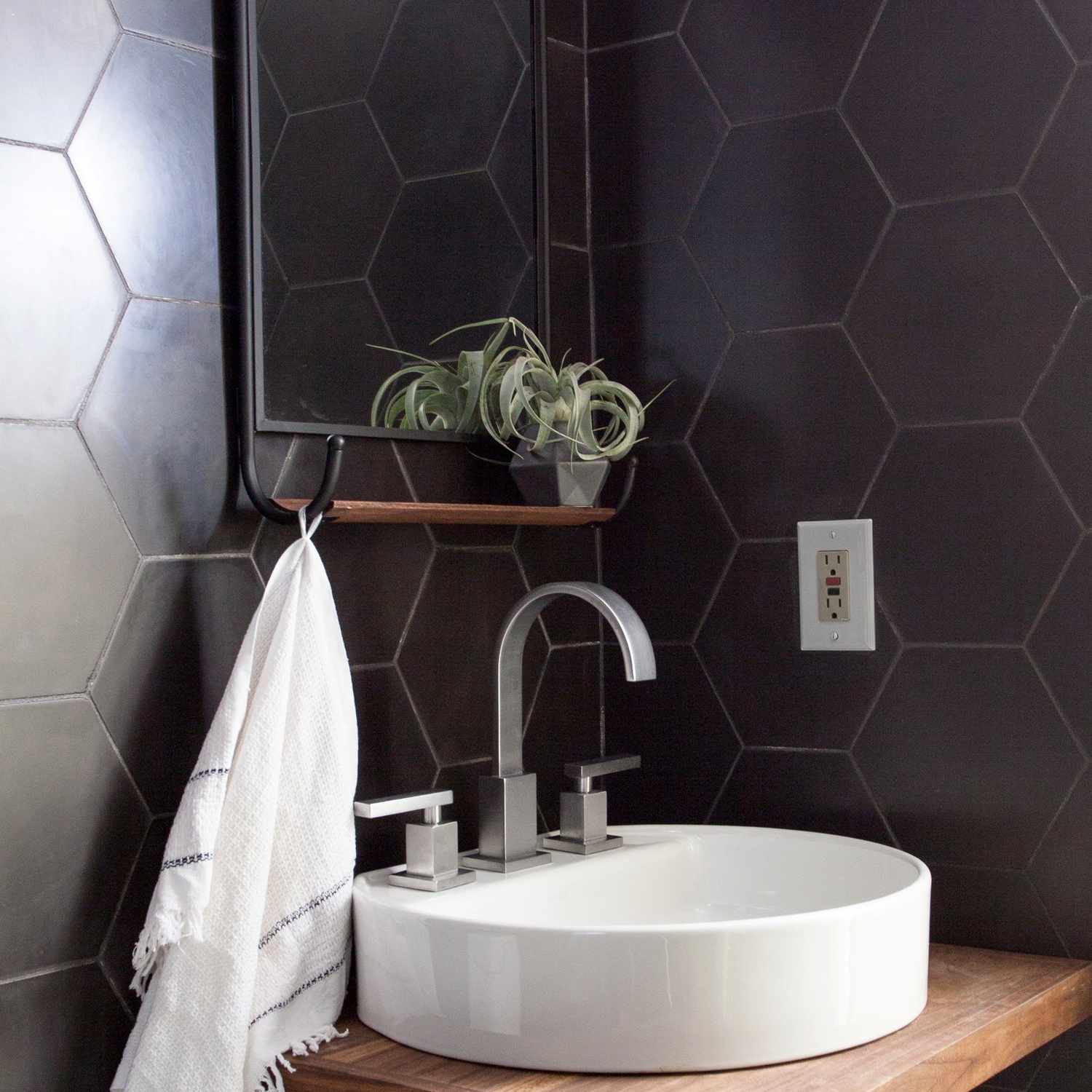 镶有黑色六角形瓷砖的浴室