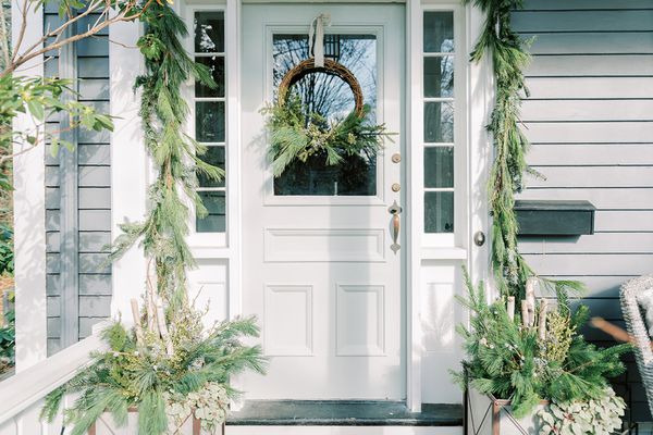 前门有花环和花环
