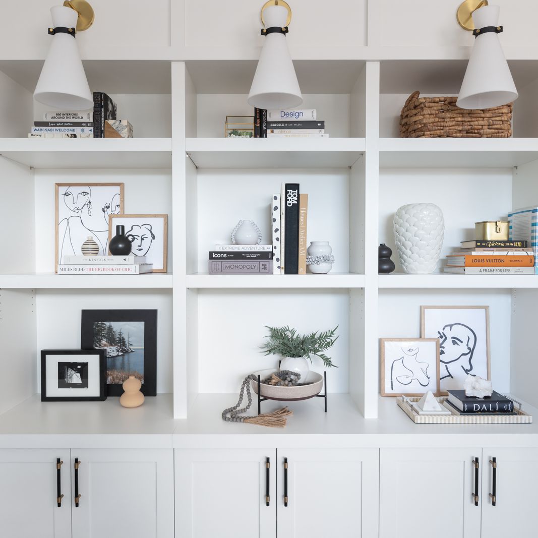 Reena Sotropa白色内置书架。