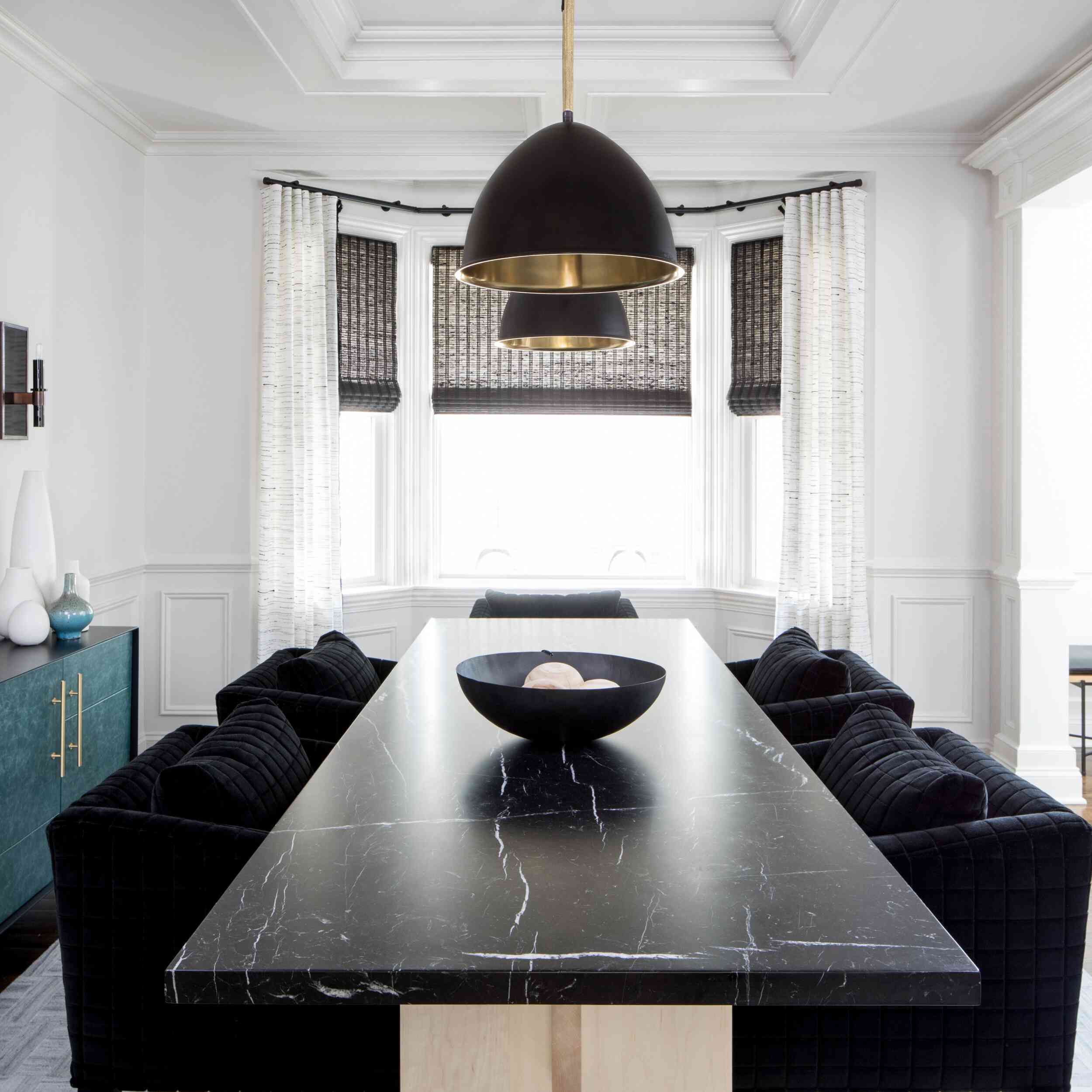 黑色餐厅有超大桌