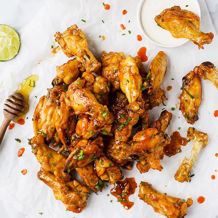 蜂蜜Sriracha烤鸡翅配披萨