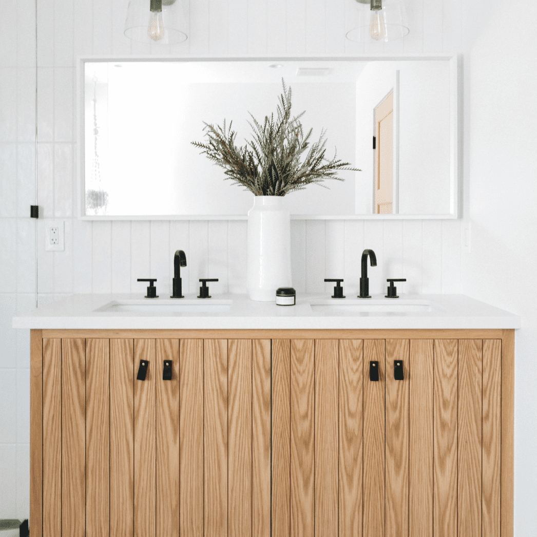 浴室里的木镶板被漆成白色