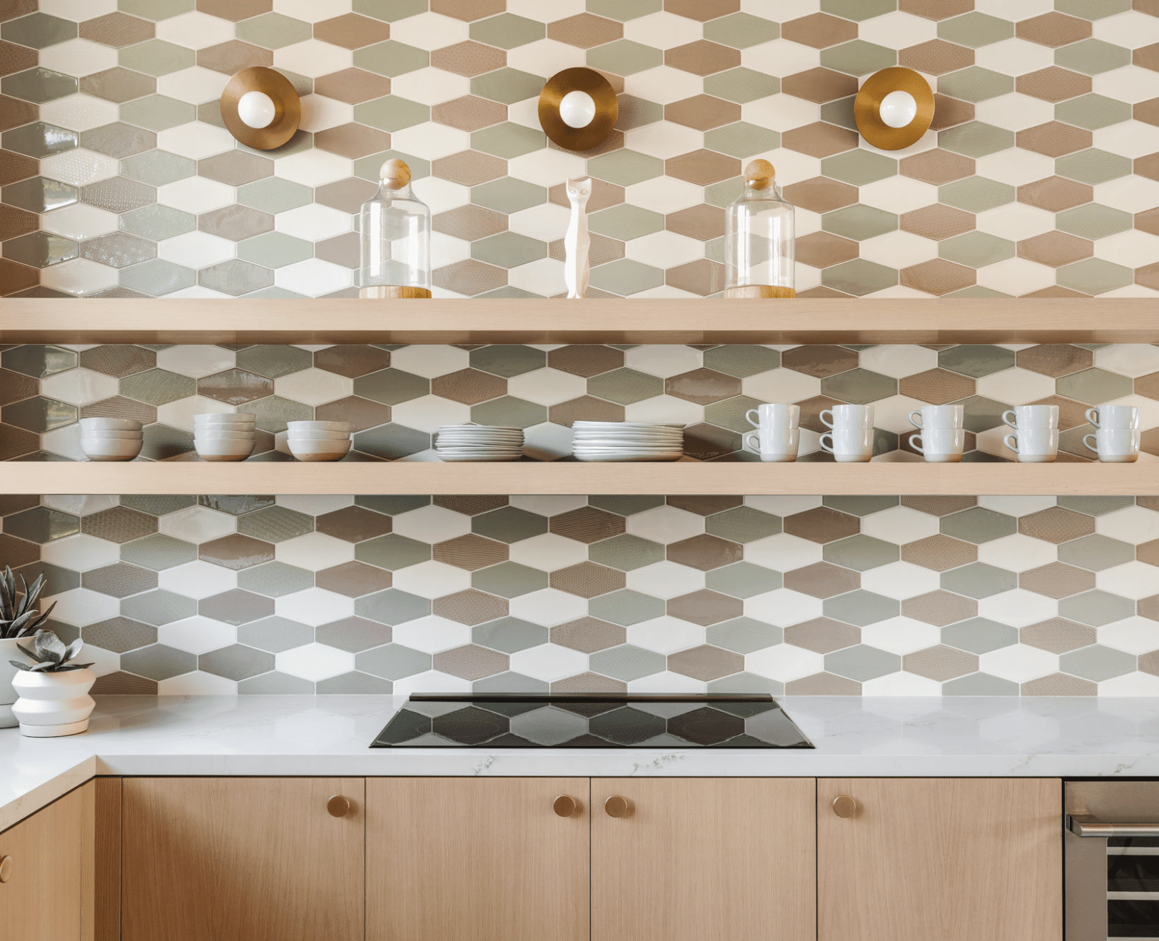 多彩多姿的背板，使用不同颜色的相同瓷砖制作