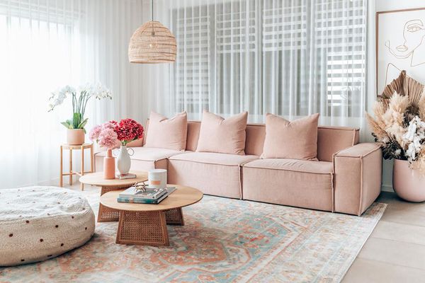在百叶窗前的桃红色沙发。