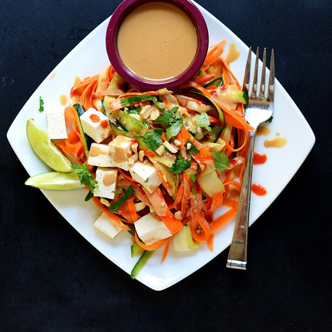 低碳水化合物无面条垫泰菜。