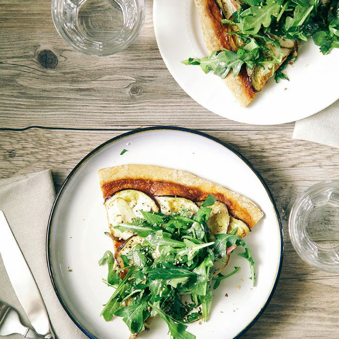 脆皮茄子和青菜用平哈里萨辣酱面包