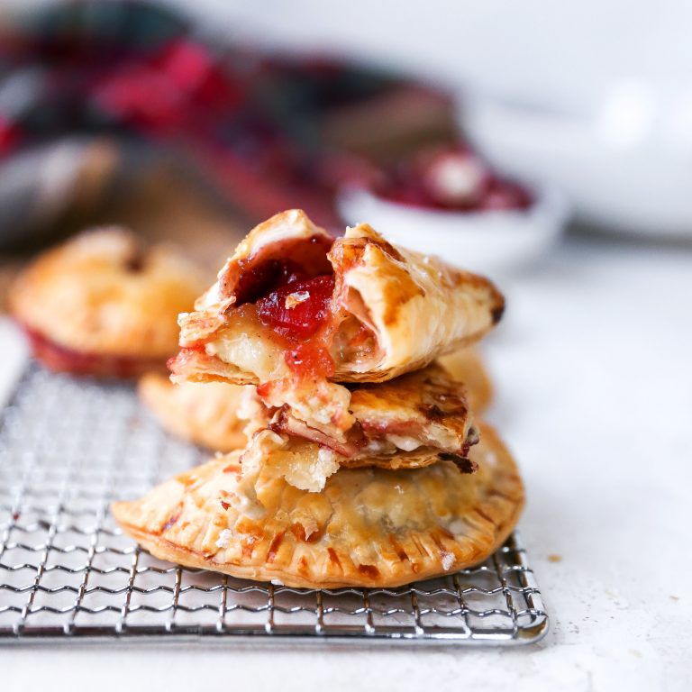 布里干酪和蔓越莓酸辣酱手派