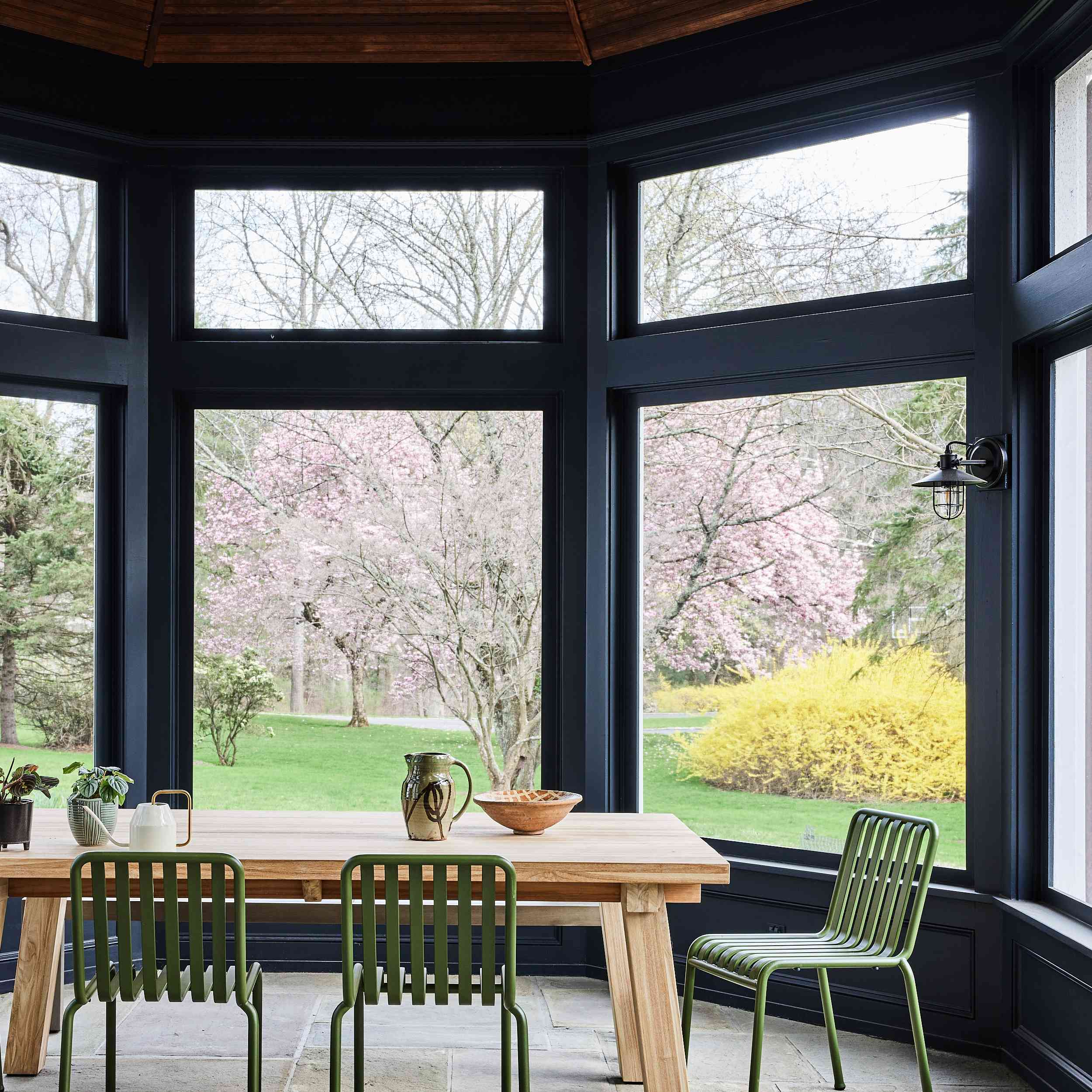 康涅狄格农家旅游-日光与绿色金属椅子和木桌