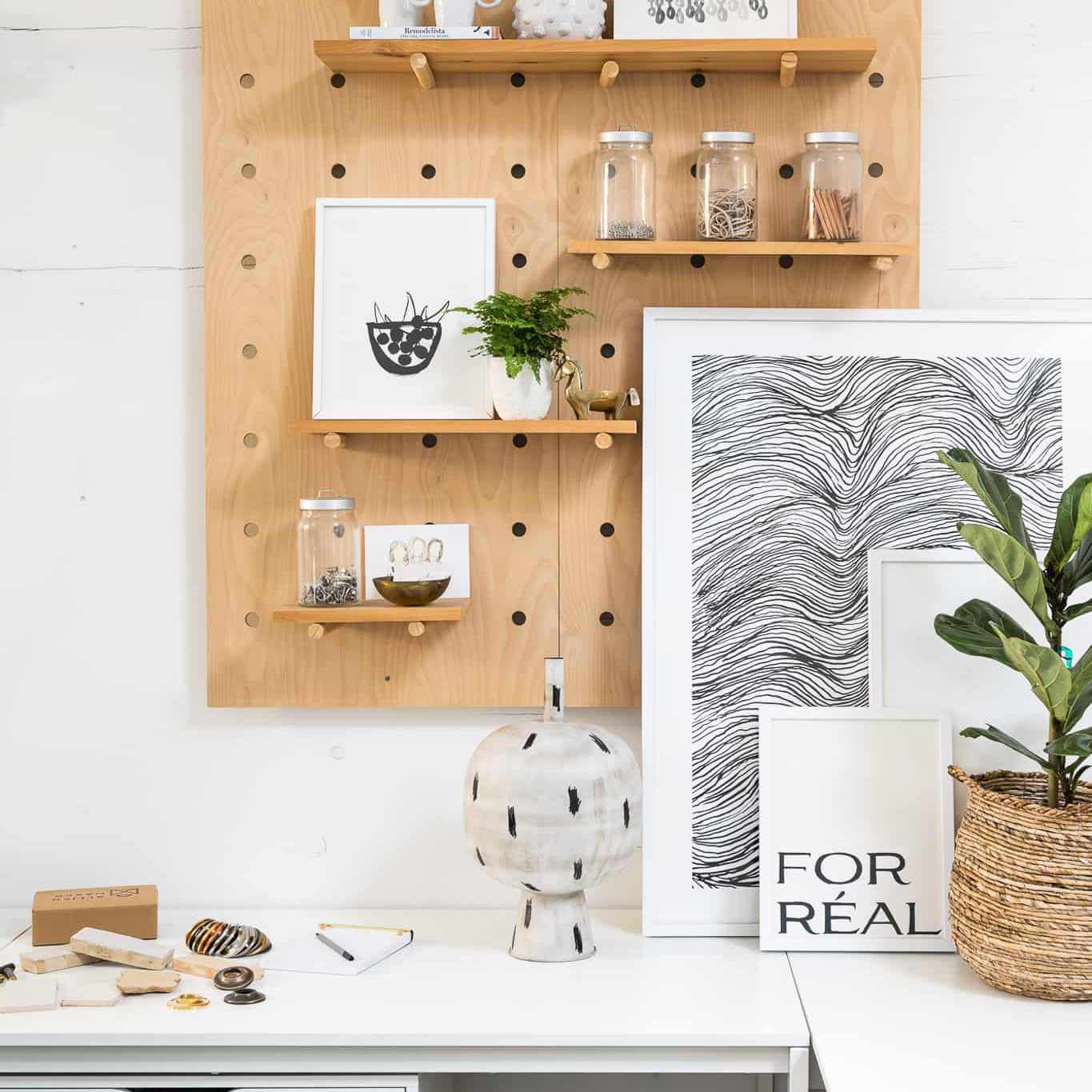 用艺术品和植物装饰书桌。