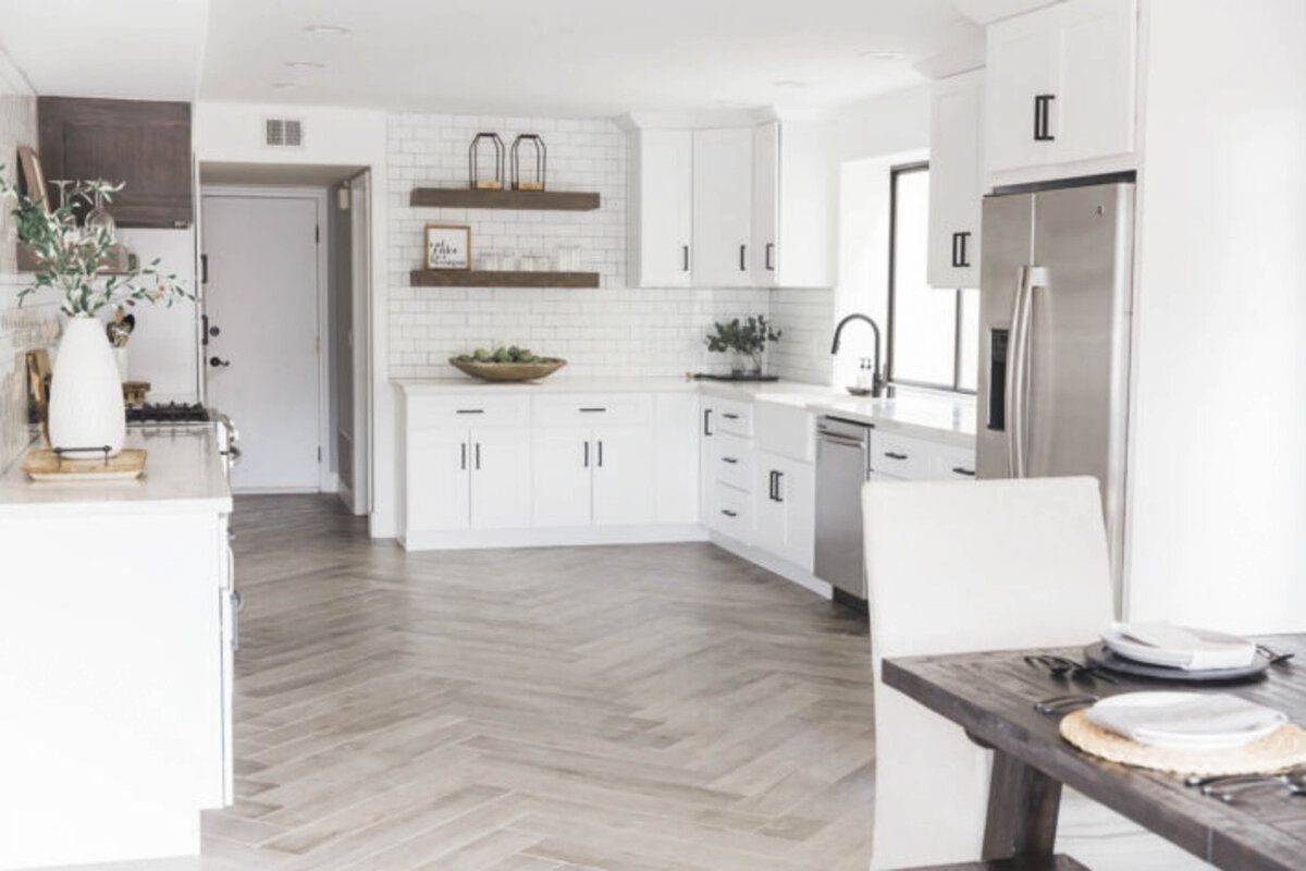 厨房里铺着地铁瓷砖，涂着黑色水泥