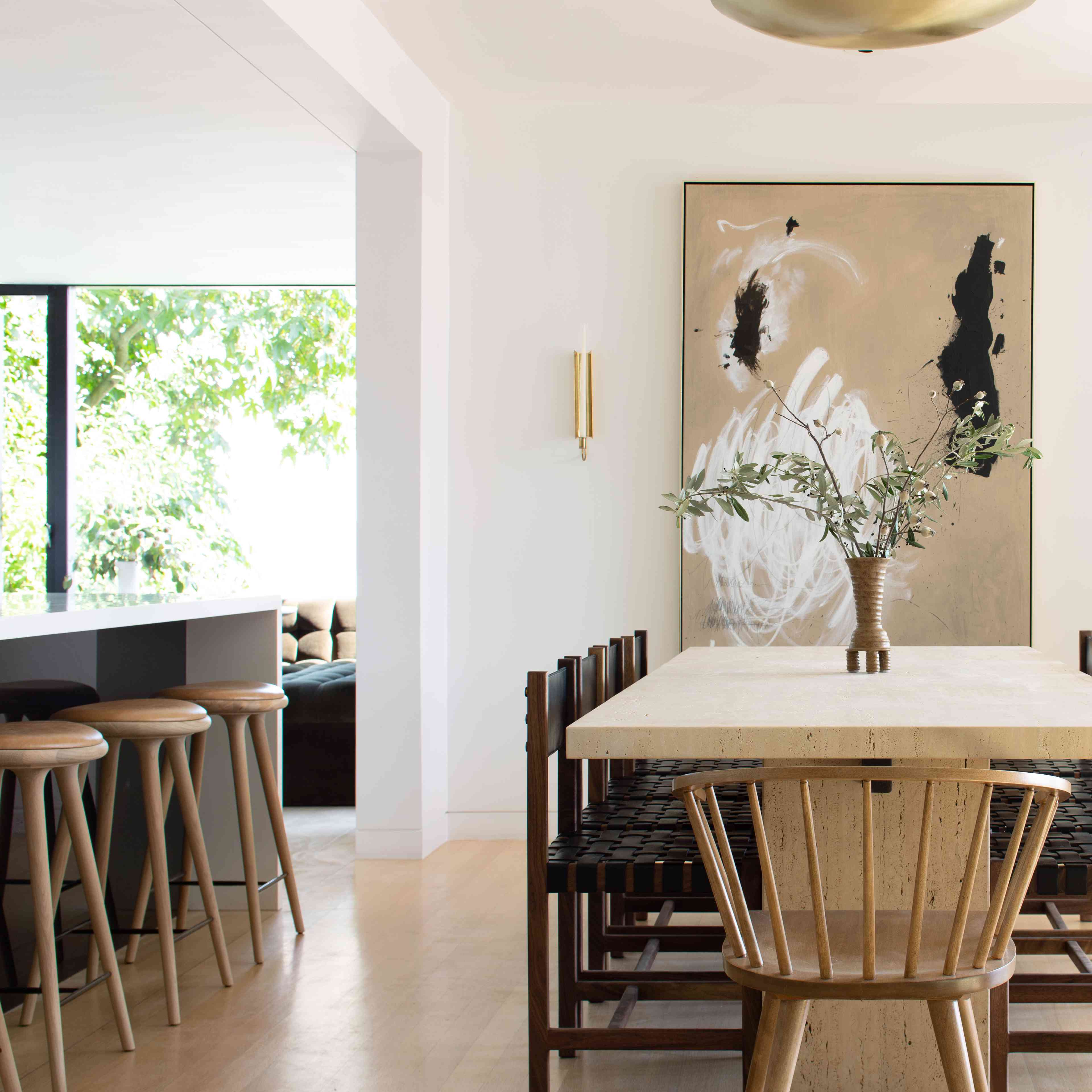 明亮的现代餐厅区，金色吊灯。