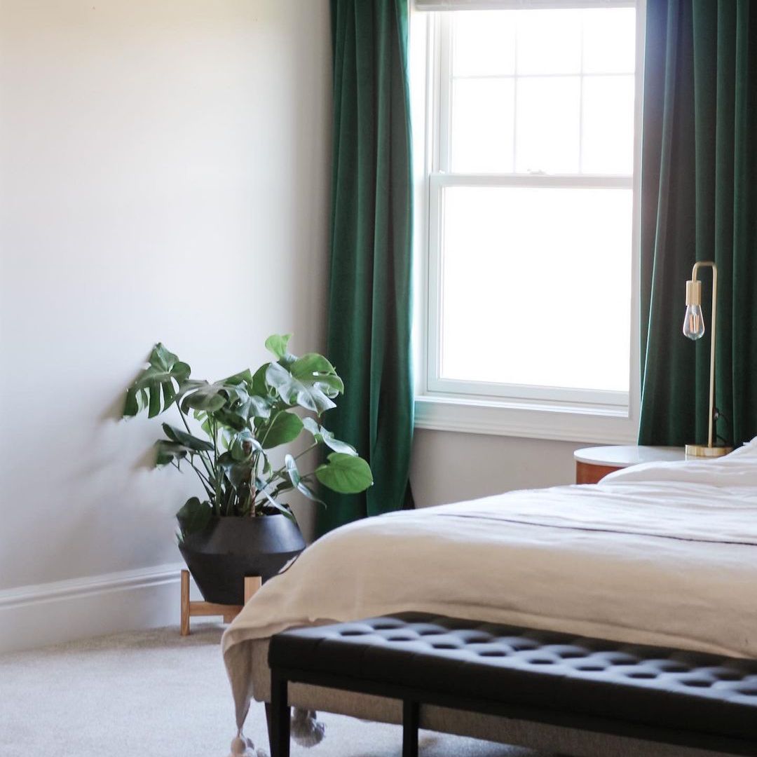 绿色窗帘在卧室里