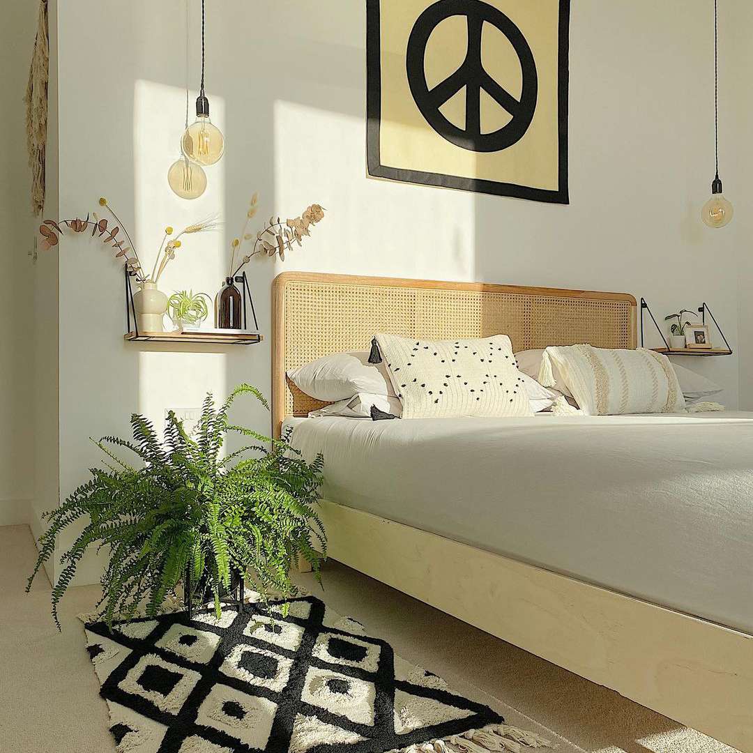 Boho，时髦卧室与和平标志挂毯。