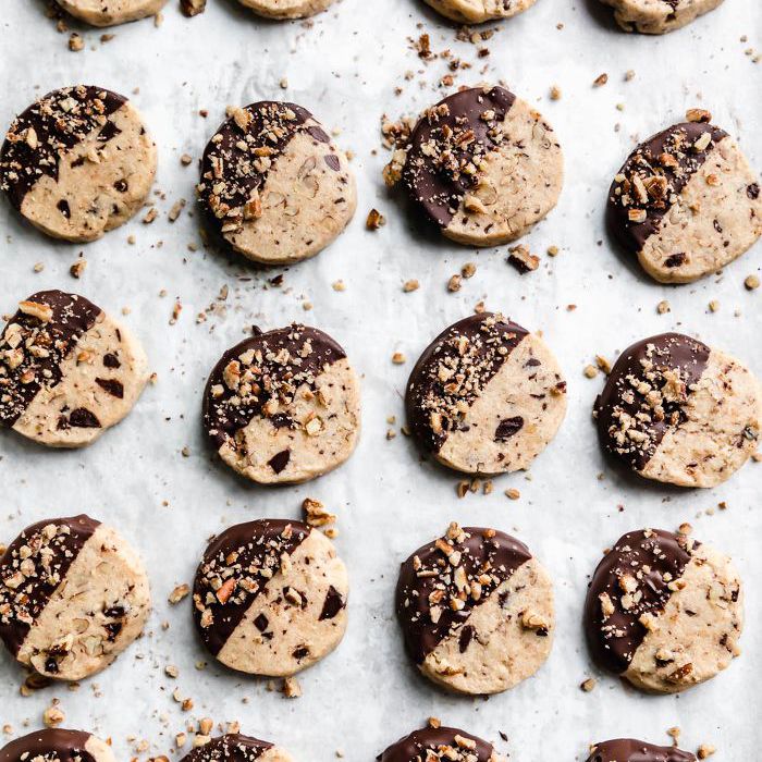 山核桃巧克力薄片和烘烤饼干