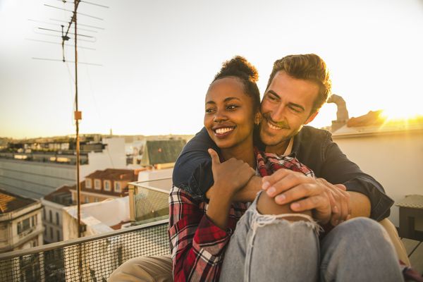 夫妇在阳台上拥抱外面