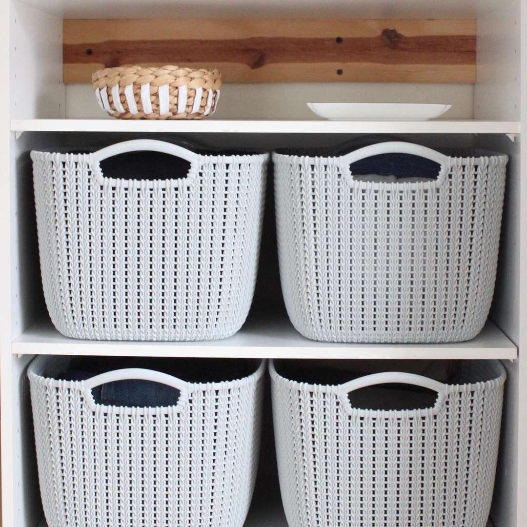 架子上的垃圾箱。