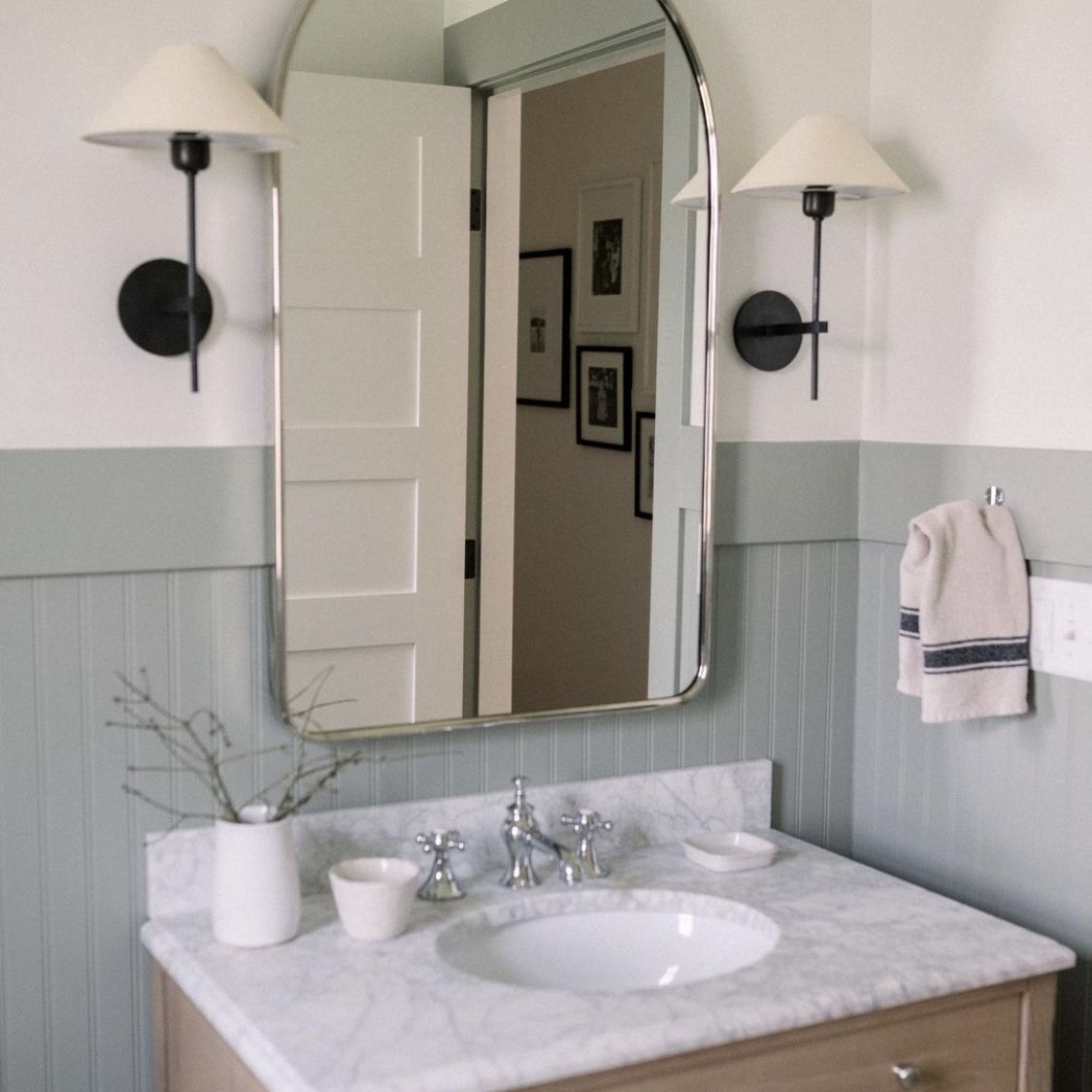 浅蓝色砌块墙。