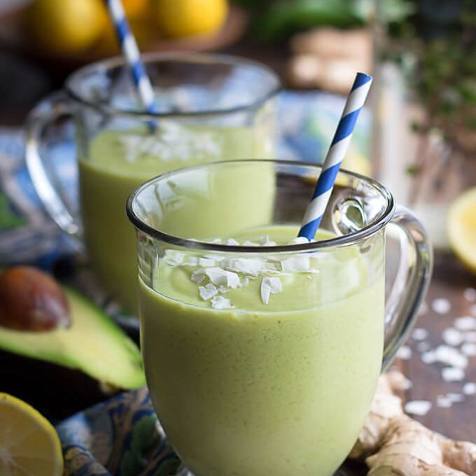 加椰奶、生姜和姜黄的Keto鳄梨奶昔