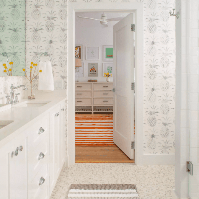 浴室配有灰色菠萝壁纸