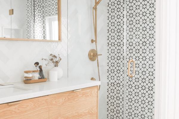 带金淋浴喷头的中性浴室。