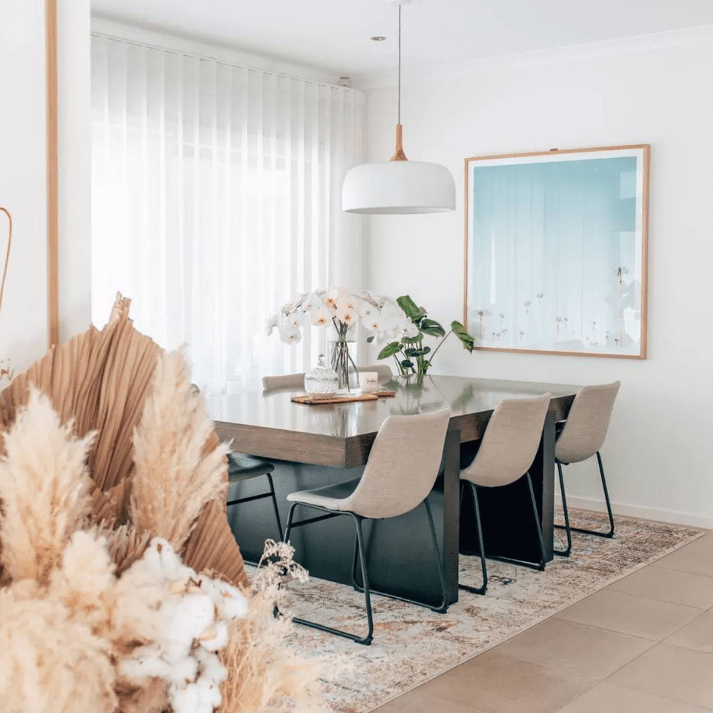 用餐室，由一堵墙的白色面板窗帘侧翼