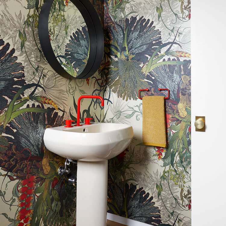 小浴室有醒目的壁纸