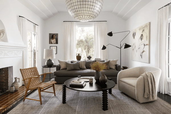 中性，精致的客厅，头顶照明和边桌灯。