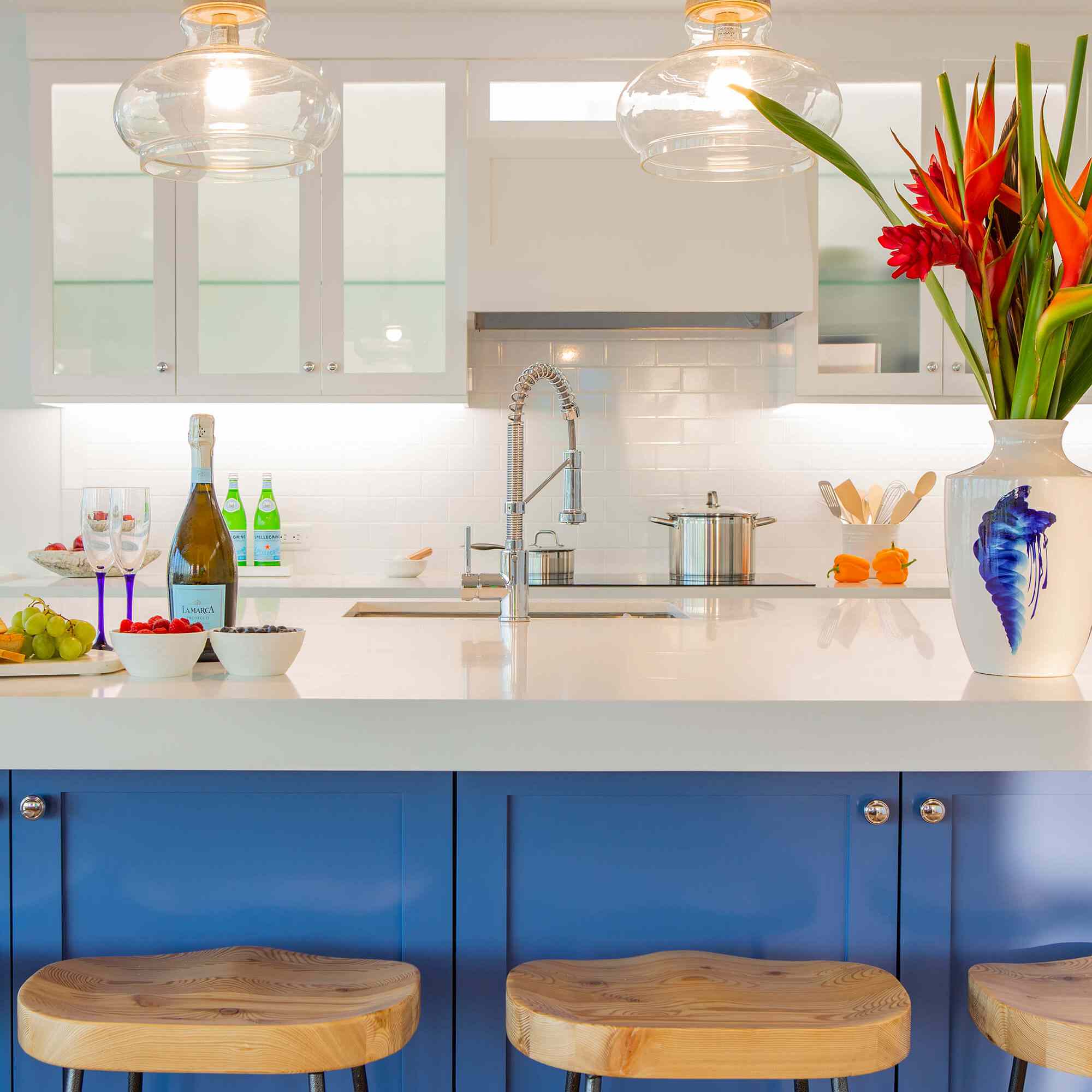 蓝色海岛在一个白色厨房里