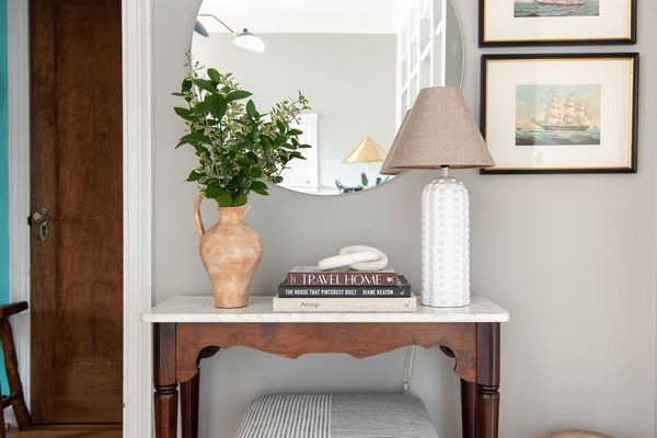 入口的桌子和镜子。