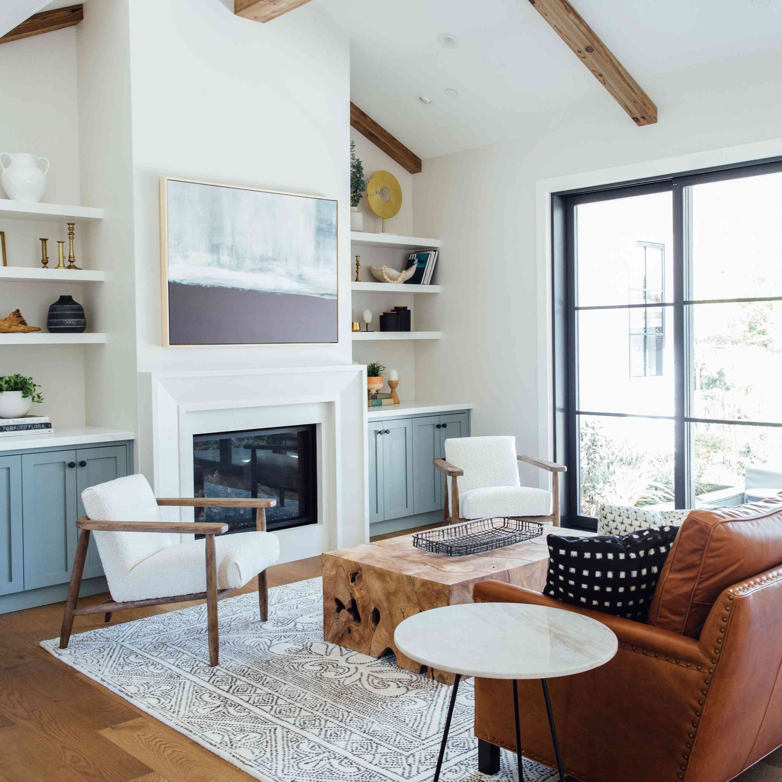 木质横梁的过渡性客厅。