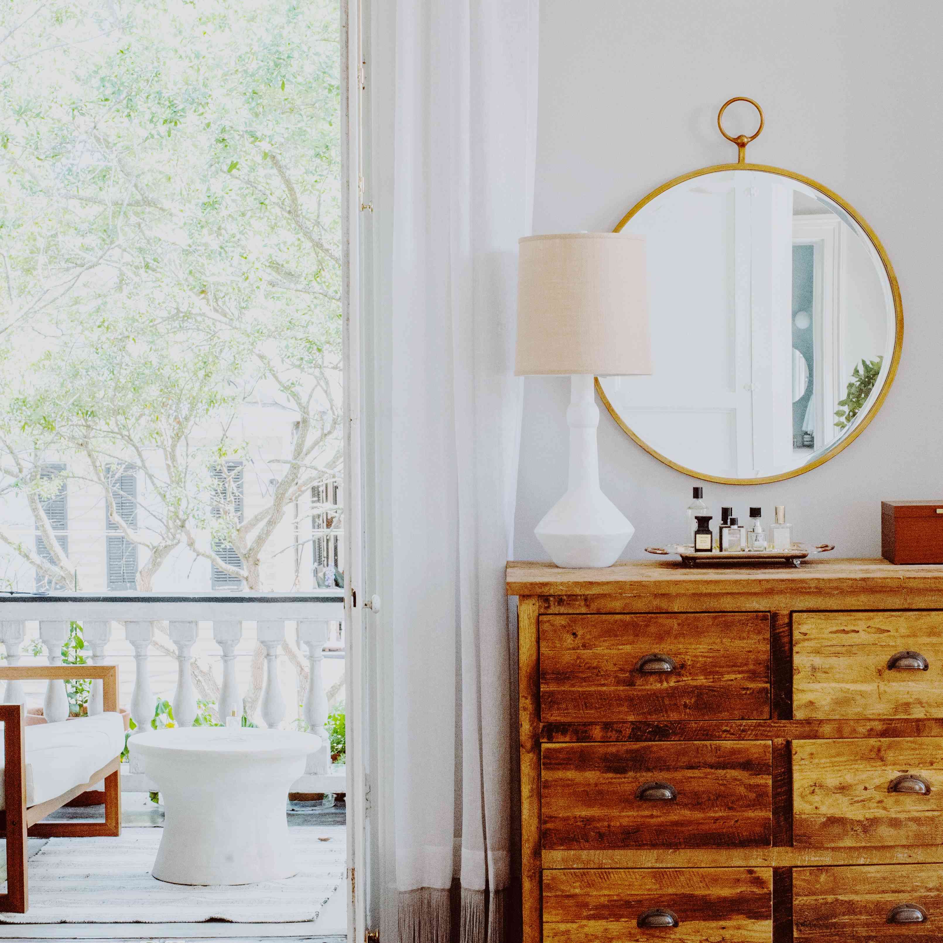 阿曼达·格里利(Amanda Greeley)的家庭之旅——带古铜色梳妆台和阳台的卧室