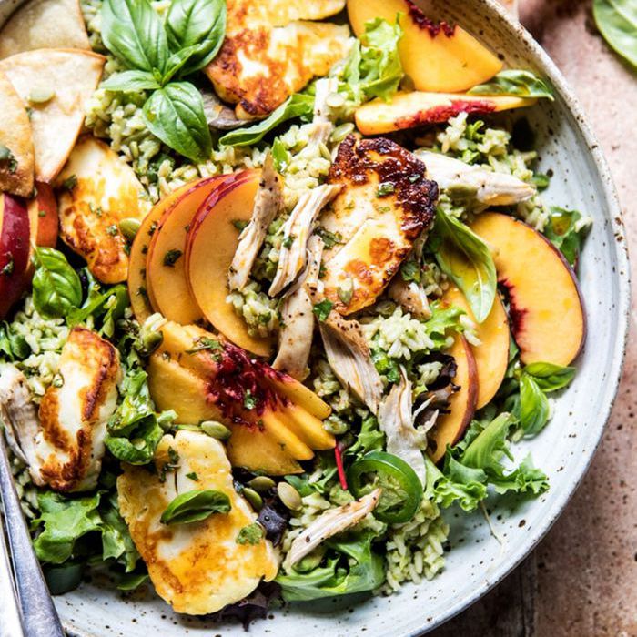 健康美味的桃红色鸡肉沙拉