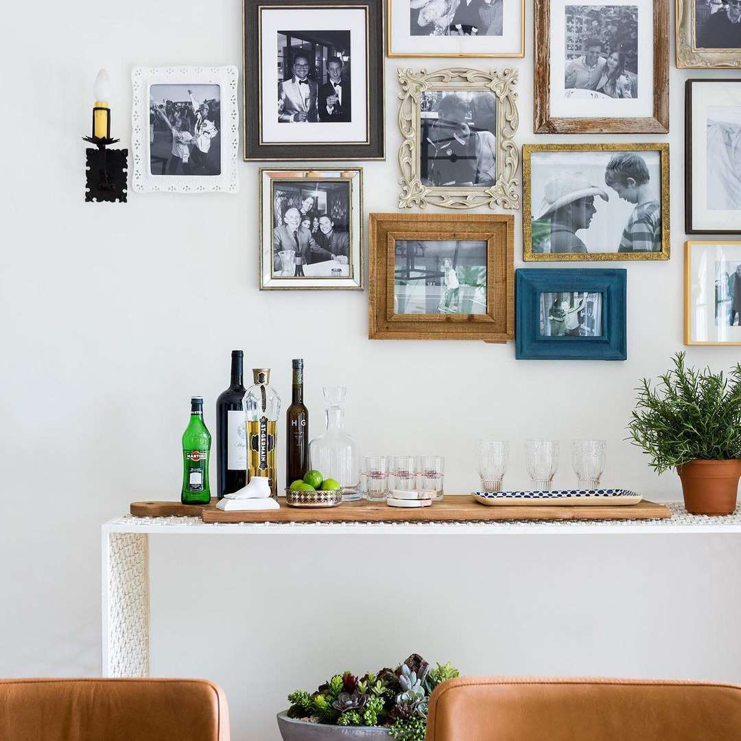 有各种框架的墙壁