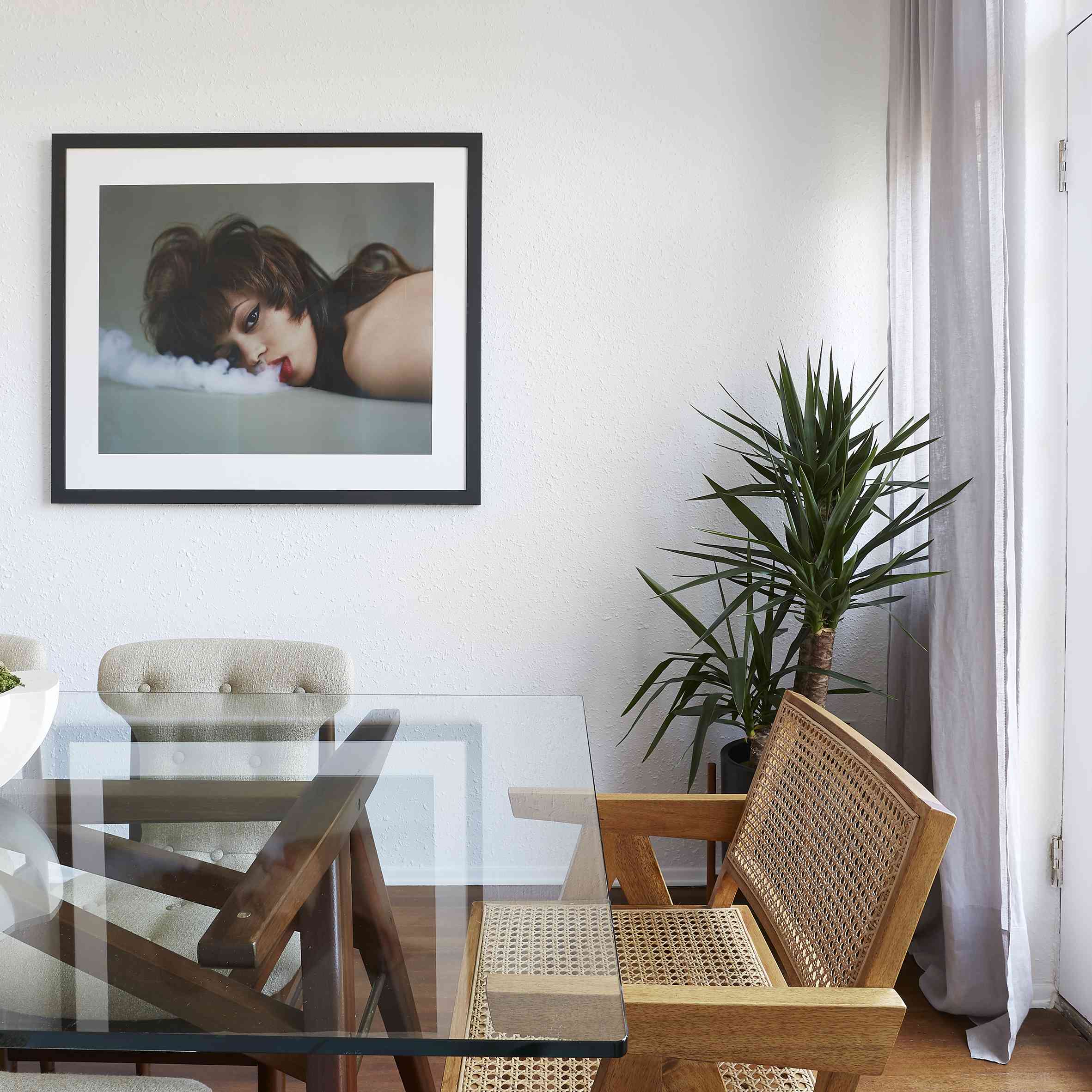 餐厅里摆着前卫的相框照片