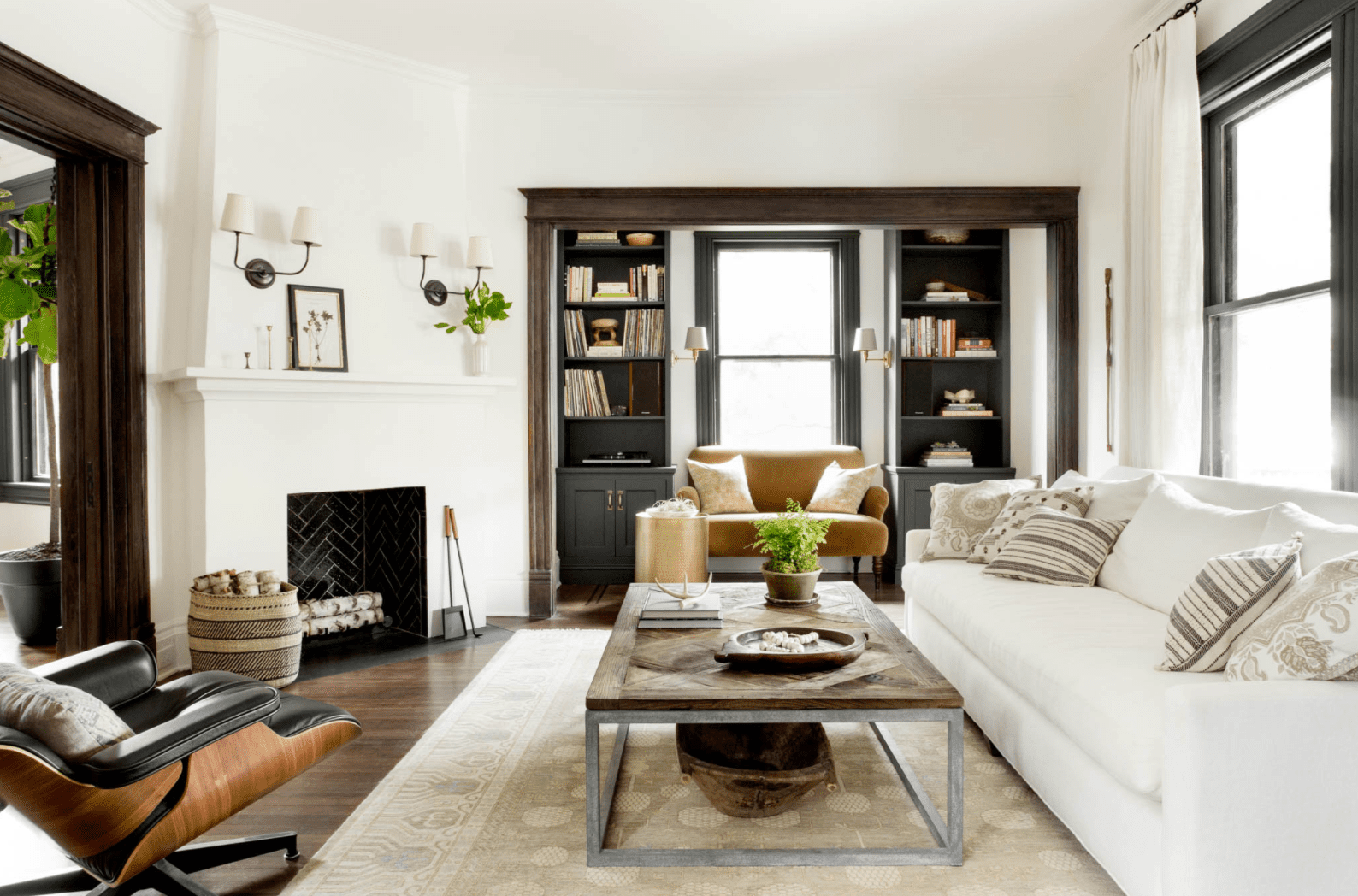 客厅有白色的窗帘和黑色的窗户