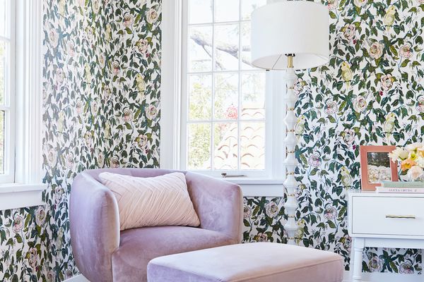 卧室与图形花卉壁纸和紫色椅子