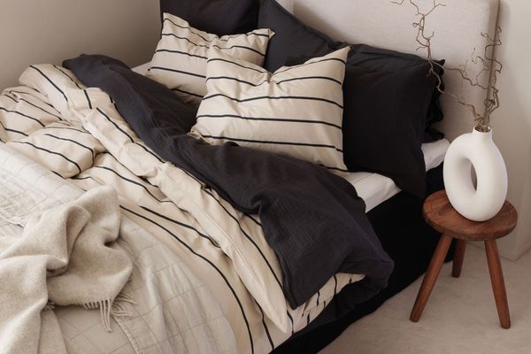 床旁的陶瓷甜甜圈花瓶。