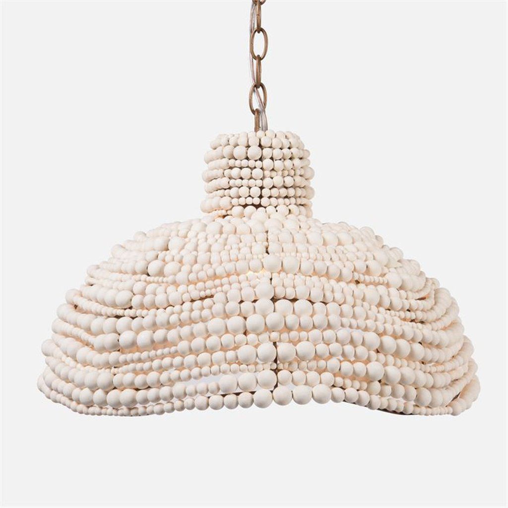 一个带有串珠灯罩的大吊灯，目前在斯蒂芬妮科恩家出售