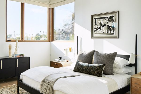 一间装饰有黑色、白色、石板灰色和金色的卧室