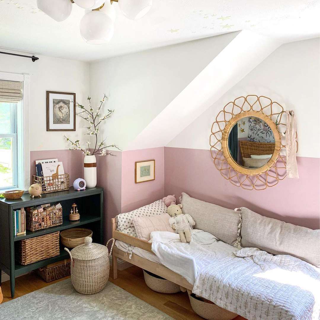 带储物柜的粉色卧室